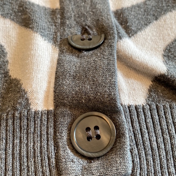 Express Gray White Zebra Print V-Neck Buttoned Cardigan - Picture 5 of 10